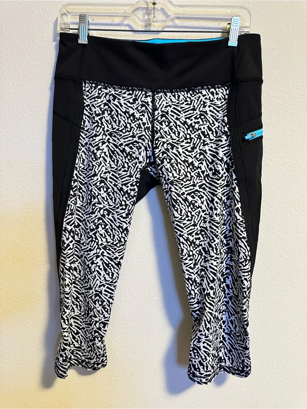 Lululemon Crop Leggings Black White Pattern Zip Pocket Capri Women Size 8 - Picture 1 of 2